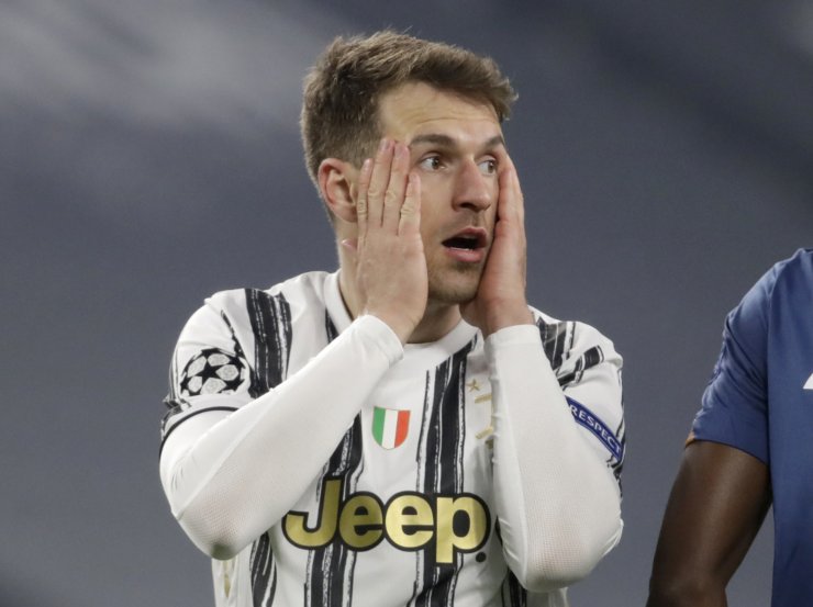 Aaron Ramsey con le mani sulla faccia