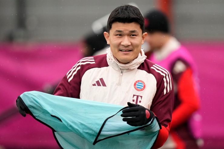 Min-jae Kim in un riscaldamento col Bayern
