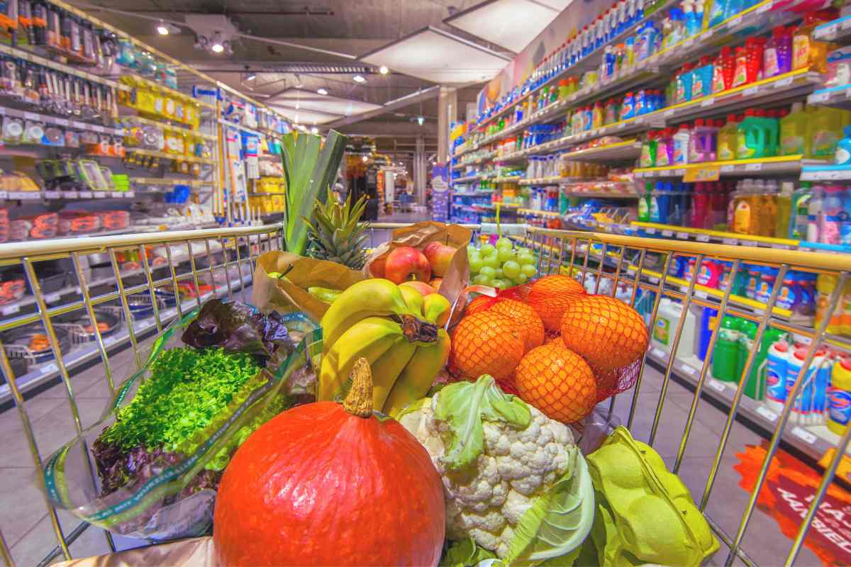 cibo nel carrello in un supermercato