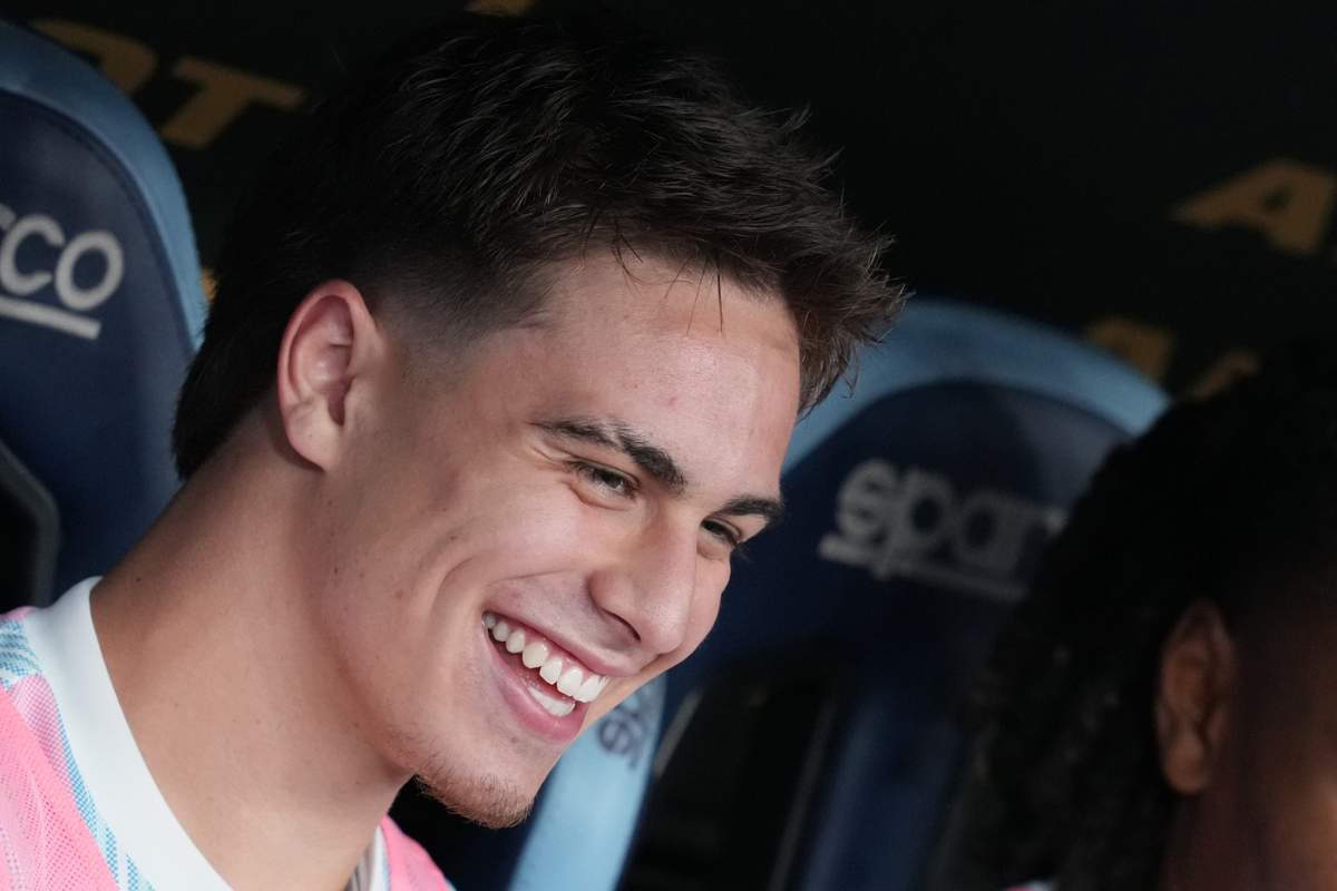 Kenan Yildiz sorridente in panchina