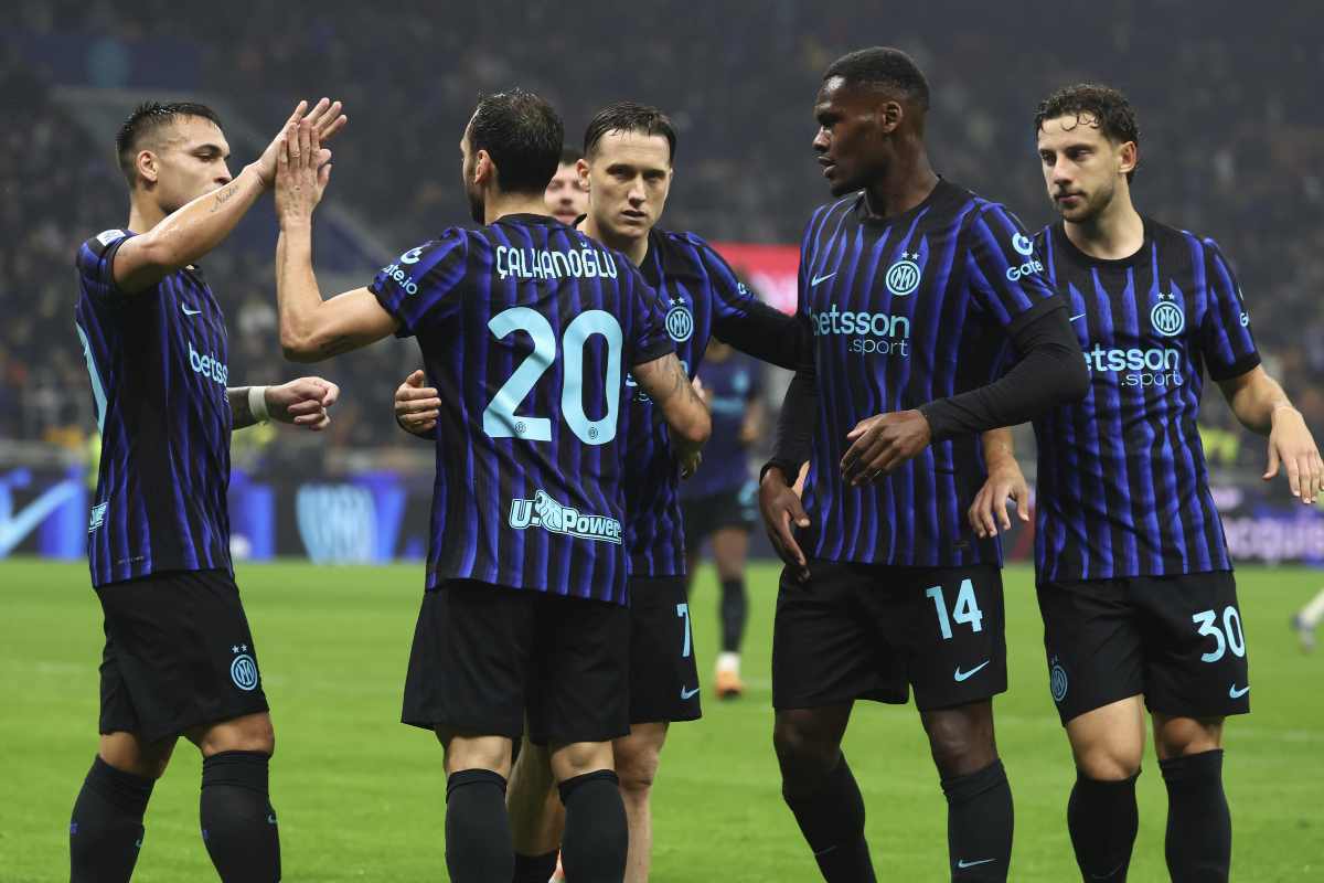 I giocatori dell'Inter esultano dopo il gol